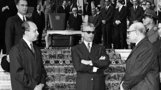 «محمدرضا پهلوی و دخترش شهناز در هواپیمای شخصی اش» در فرانسه؛ سال 1337