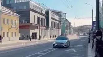 لحظه عبور کاروان حفاظتی و عجیب پوتین از خیابان‌های مسکو