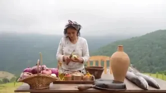 ببینید؛ غذای روستایی در گیلان؛ کباب کردن دو ماهی غول پیکر داخل خاک رس