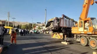 ۱۱ مصدوم در پی برخورد خودرو پسماند با ۸ خودرو