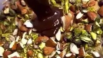 خرما بار با شکلات آب شده، ترکیبی مقوی و خوش‌طعم