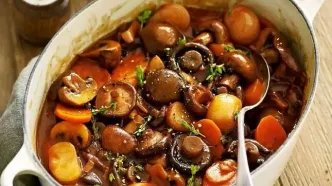 طرز تهیه خورش قارچ و سبزیجات؛ لذیذ و اصیل به روش شمالی