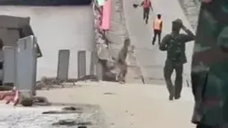 لحظه فرو ریختن پل شناور وونگ چائو در کشور ویتنام