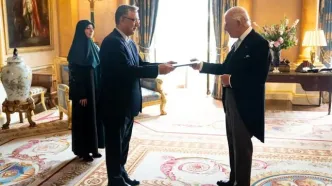 تقدیم استوارنامه سفیر ایران به پادشاه انگلیس