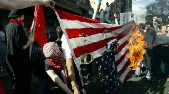 هر کس پرچم آمریکا را آتش بزند باید یک سال زندانی شود