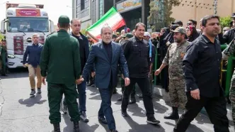 تصویری متفاوت از عباس عراقچی در تشییع شهدای وطن