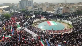سلفی خبرنگار CNN با جمعیت حاضر در مراسم تشییع شهدا