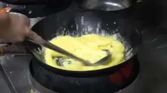 ببینید؛ غذای خیابانی در سنگاپور؛ خوراک خرچنگ و سبزیجات در یک رستوران چینی