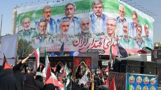 استقبال پرشور مردم از پیکر پاک شهدا در میدان انقلاب تهران