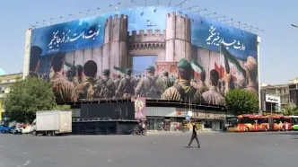 دیوارنگار بزرگ میدان انقلاب با شعار ایران ذوالفقار علی