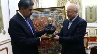 قالیباف هدیه خانواده شهید سلیمانی را به رئیس جمهور ونزوئلا تقدیم کرد