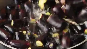 ببینید؛ غذای روستایی در آذربایجان؛ پخت دلمه فلفل و بادمجان توسط آشپز مشهور
