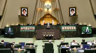 تصاویری چفیه انداختن نمایندگان به گردن پزشکیان/ پوشش متفاوت قالیباف در صحن علنی مجلس