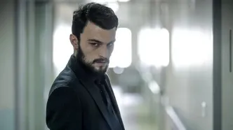 خوش و بشِ بازیگر زخم‌ کاری و علی شادمان در ختم پدر عباس جمشیدی‌فر