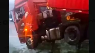 نجات معجزه‌آسای راننده تریلی در آخرین لحظات!