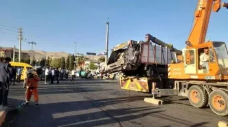 11مصدوم در پی برخورد خودرو پسماند با ۸ خودرو