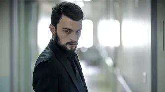 خوش و بشِ بازیگر زخم‌ کاری و علی شادمان در ختم پدر عباس جمشیدی‌فر