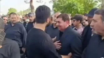 فرزند شهید حاجی‌زاده در آغوش مخبر دستیار رهبر معظم انقلاب در بهشت زهرا (س)