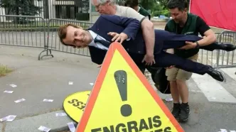 سرقت مجسمه چهل هزار یورویی مکرون از موزه پاریس