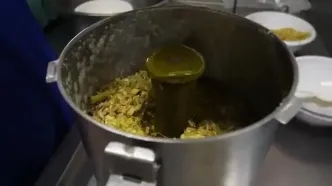 ببینید؛ غذای خیابانی در سنگاپور؛ پخت خوراک خرچنگ تند توسط آشپز ماهر
