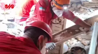 زنده پیدا شدن ٣ نفر از زیر آوار در یک منزل مسکونى