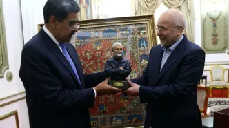 هدیه خانوده شهید سلیمانی برای رئیس جمهور ونزوئلا