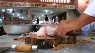 ببینید؛ غذای خیابانی در ویتنام؛ برش ماهرانه ماهی هامور غول پیکر و تهیه انواع غذا با آن در «موی نه»