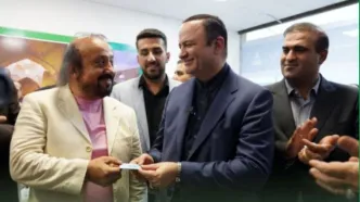 اولین گردشگر خارجی کارت مناطق آزاد ایران را دریافت کرد