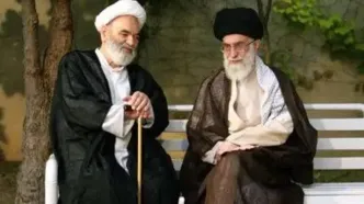 وقتی رهبر انقلاب کفش‌هایشان را برای این عالم بزرگوار جفت کردند