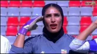 حرکت وطن‌پرستانه ملی‌پوشان فوتبال زنان هنگام پخش سرود ملی