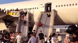 تخلیه اضطراری مسافران یک پرواز با سرسره نجات