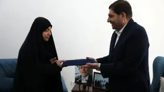 دیدار مخبر با خانواده شهید فریدون عباسی به نمایندگی از رهبری
