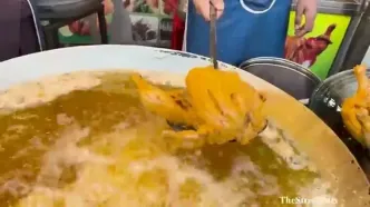 ببینید؛ غذای خیابانی در پاکستان؛ پخت 500 کیلو پاکورای مرغ در پیشاور