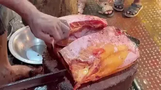 ببینید؛ مهارت ماهی فروش بنگلادشی در برش ماهی پنگاسیوس (Pangasius) غول پیکر