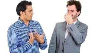 این غذاها باعث بوی بد بدن در تابستان می‌شوند