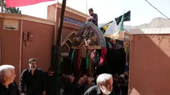 عزاداری تاسوعا و عاشورا در ابیانه / نخل‌ها سرخ و سیاه پوش شدند