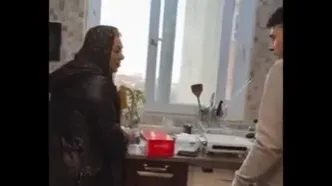 فیلم و عکس / نگاهی به دکوراسیون لوکس و خوشرنگ نسرین مقانلو در سال 2025 / خانه‌ای شیک و مدرن با مبلمان رنگی و دکوری‌های خاص؛