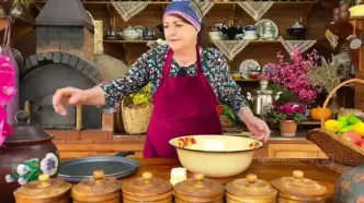 ببینید؛ غذای روستایی در آذربایجان؛ کباب کردن ماهی خاویاری بزرگ در بشکه