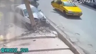 لحظه برخورد شدید خودروی پراید با تیر چراغ برق در خیابان