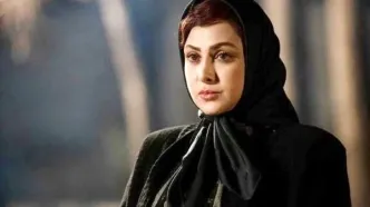 ژست و استایل هنری آزاده صمدی در یک آرت گالری