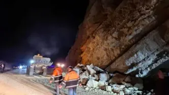 ریزش کوه در محور بلده؛ ۲ نفر جان باختند