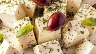 خوردن پنیر با این ۱۶ ماده غذایی ممنوع!