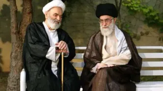 وقتی رهبر انقلاب کفش‌هایشان را برای آیت‌الله خوشوقت جفت کردند