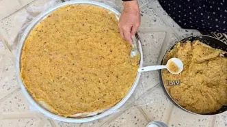 ببینید؛ غذای روستایی در ایران؛ برداشت انجیر و تهیه لواشک با آن به روش یک مادربزرگ