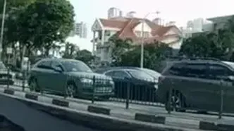 ببینید؛ ناپدید شدن ناگهانی یک خودروی سواری در خیابان سنگاپور!