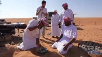 ببینید؛ غذای روستایی در عمان؛ پخت فرنی گوشت و کباب بز روی سنگ در صحرا