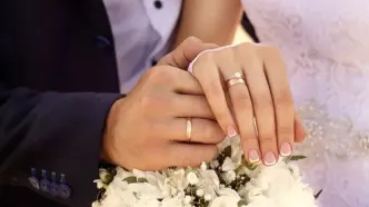 ورود عروس و داماد با خودروی حمل تابوت به مراسم عروسی