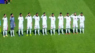 سلام نظامی بانوان فوتبالیست ایران پیش از شروع مسابقه + فیلم