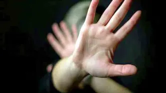 سرایدار ساختمان من را به داخل خانه هل داد و مرا مورد آزار و اذیت قرار داد