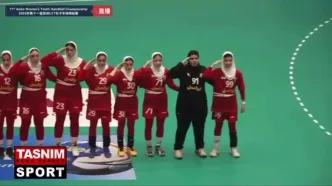 سلام نظامی دختران هندبالیست ایران پیش از بازی با ژاپن در مسابقات قهرمانی آسیا